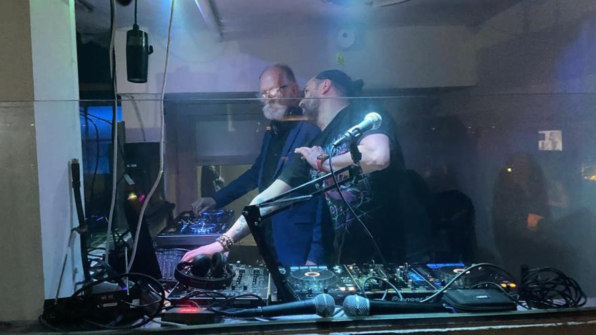 De fondo, Joan Aymerich, un DJ de 72 años que lleva más de medio siglo pinchando.