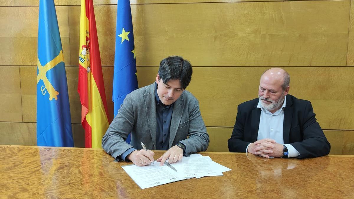 El consejero de Ciencia y Empresas, Borja Sánchez, firma el convenio con el director general de Idesa, Julio Martín.