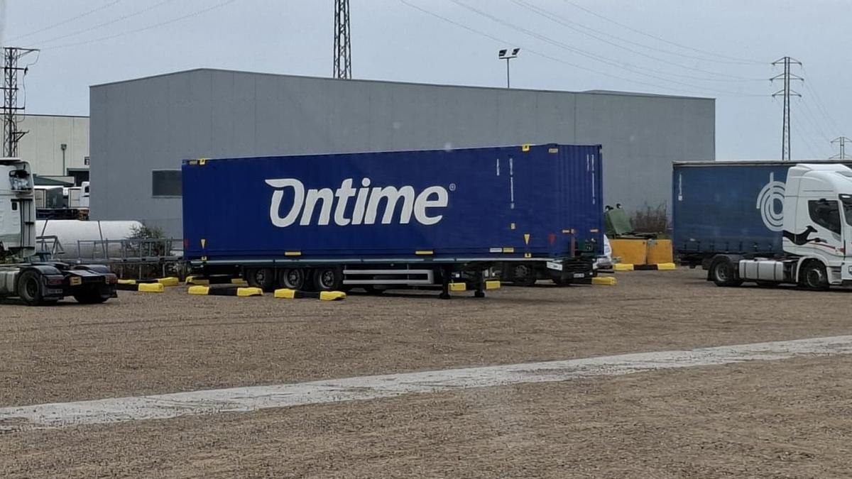 Un semiremolque de camión con el rótulo de Ontime en las instalaciones de Marcotran en su base de Pedrola (Zaragoza).