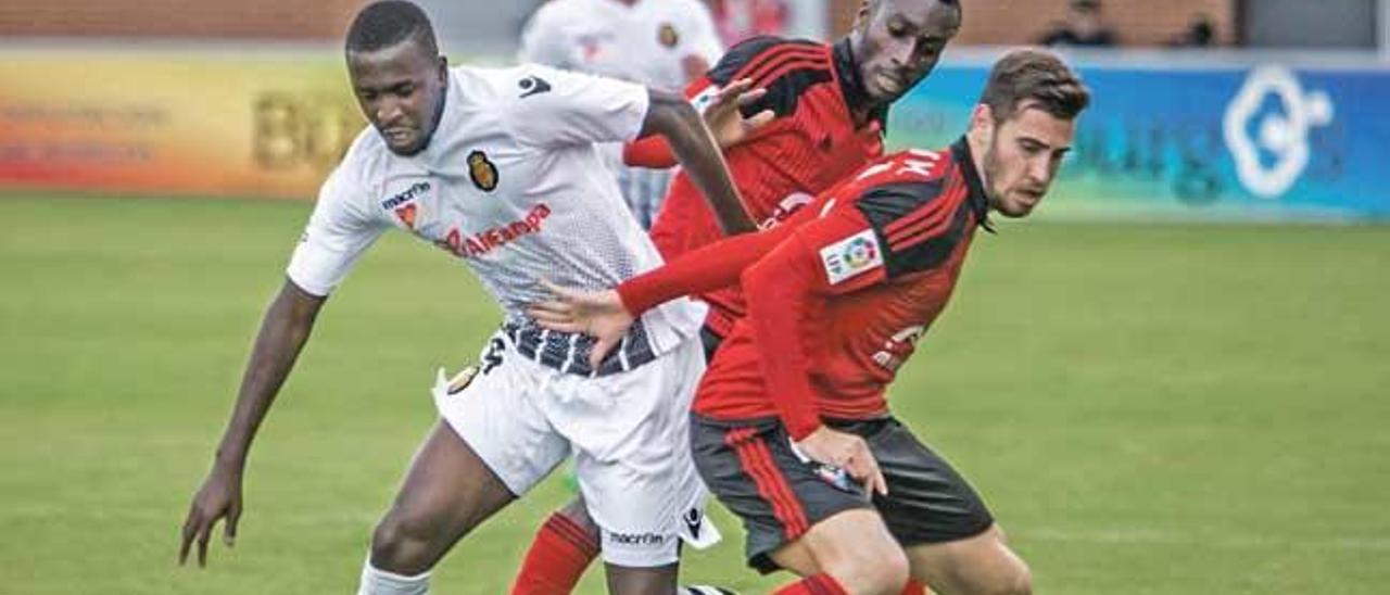 El francés Sissoko conduce el balón con la presión de dos jugadores del Mirandés durante el partido del sábado en Anduva.