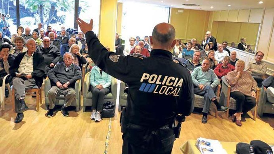 Bitte immer auf die Geldbörsen und Handtaschen achten! Ein Polizist warnt die Urlauber vor Langfingern.