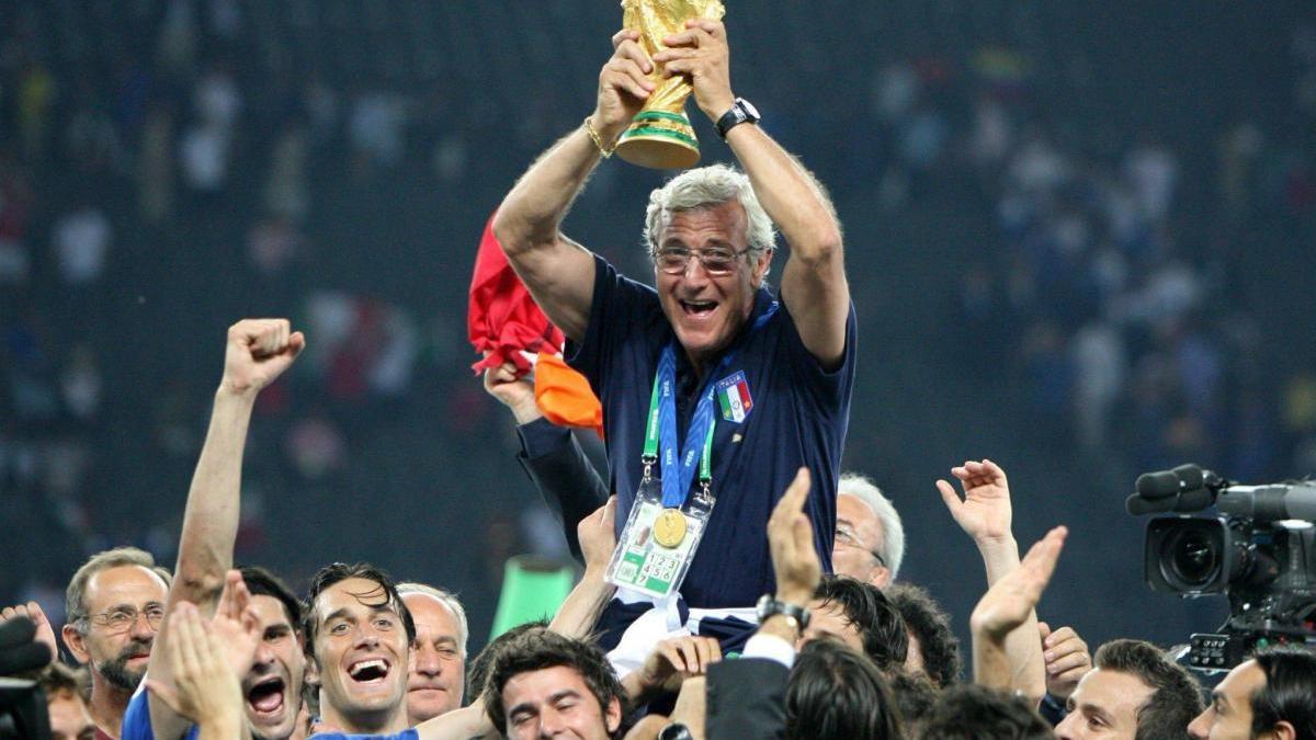 Marcelo Lippi levantando la copa del mundo con Italia