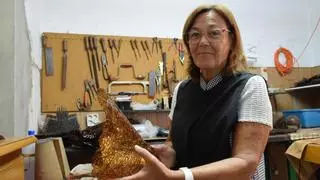 Consuelo Carvajal, de maestra de Primaria a la única fabricante de peinetas de Andalucía