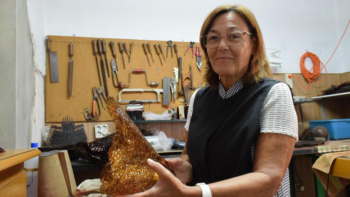 Consuelo Carvajal y María Coronado, una familia de fabricantes de peinetas en el barrio de la Macarena