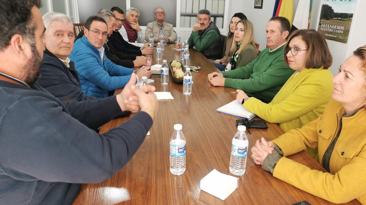 Reunión de representantes de la Comunidad de Labradores en su sede con representantes del Partido Popular.