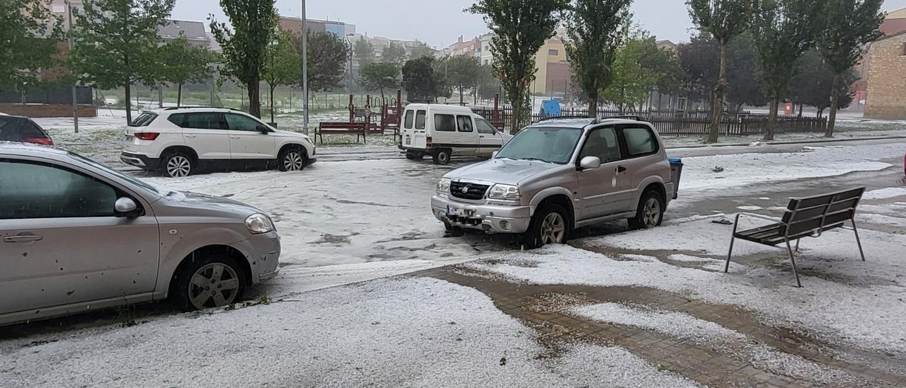 Els carrers de Calaf plens de pedra a causa del temporal aquesta tarda