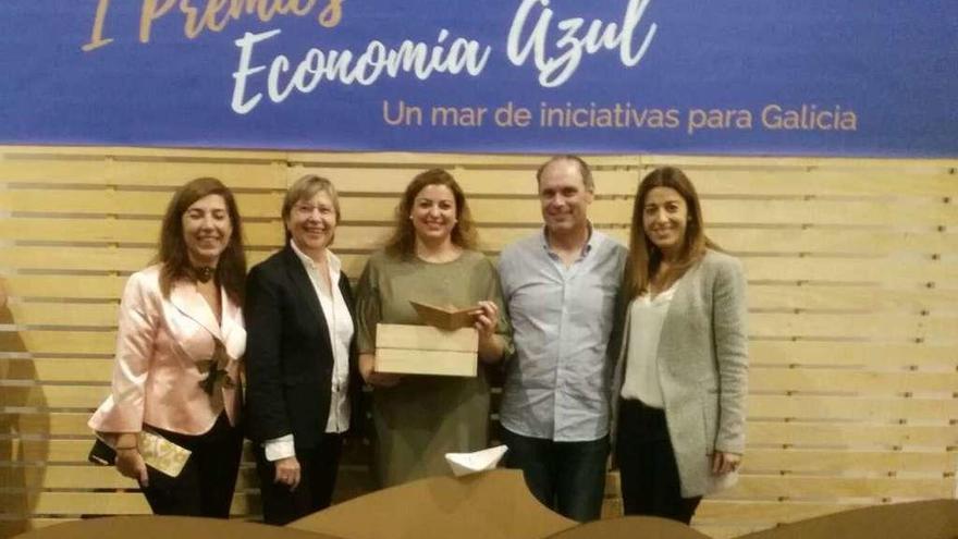 Representantes de la Consellería y la cofradía en la entrega de los Premios Economía Azul. // FdV