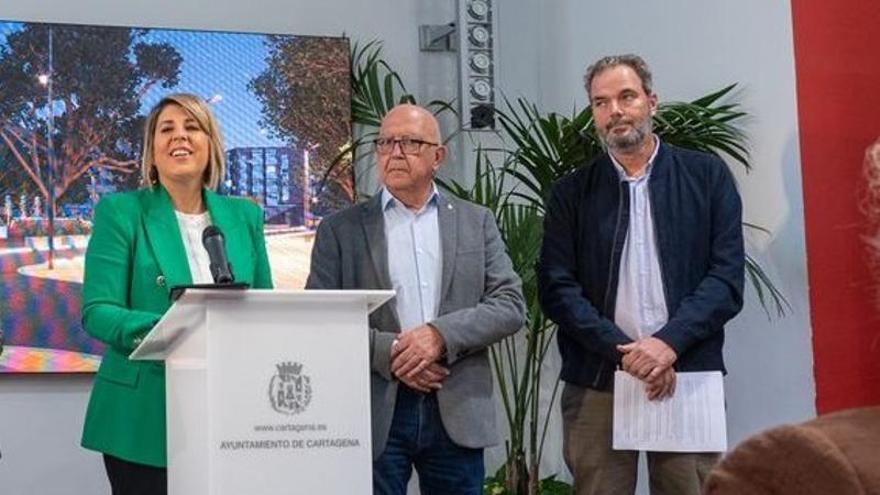 Pérez Zulueta, primero por la derecha, en la presentación del proyecto de renovación de la Plaza Juan XXIII.