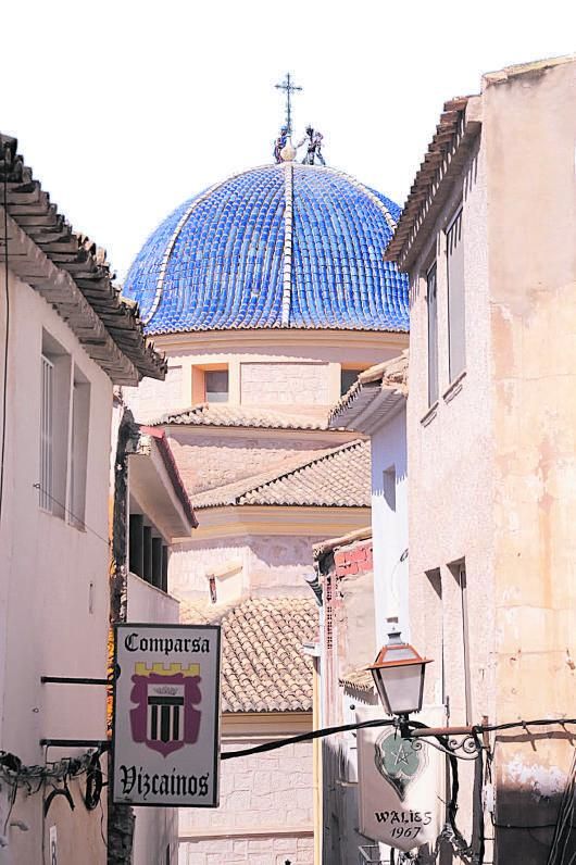 Los trabajadores sobre la cúpula de la iglesia de San Bartolomé de Petrer retirando la higuera. |  