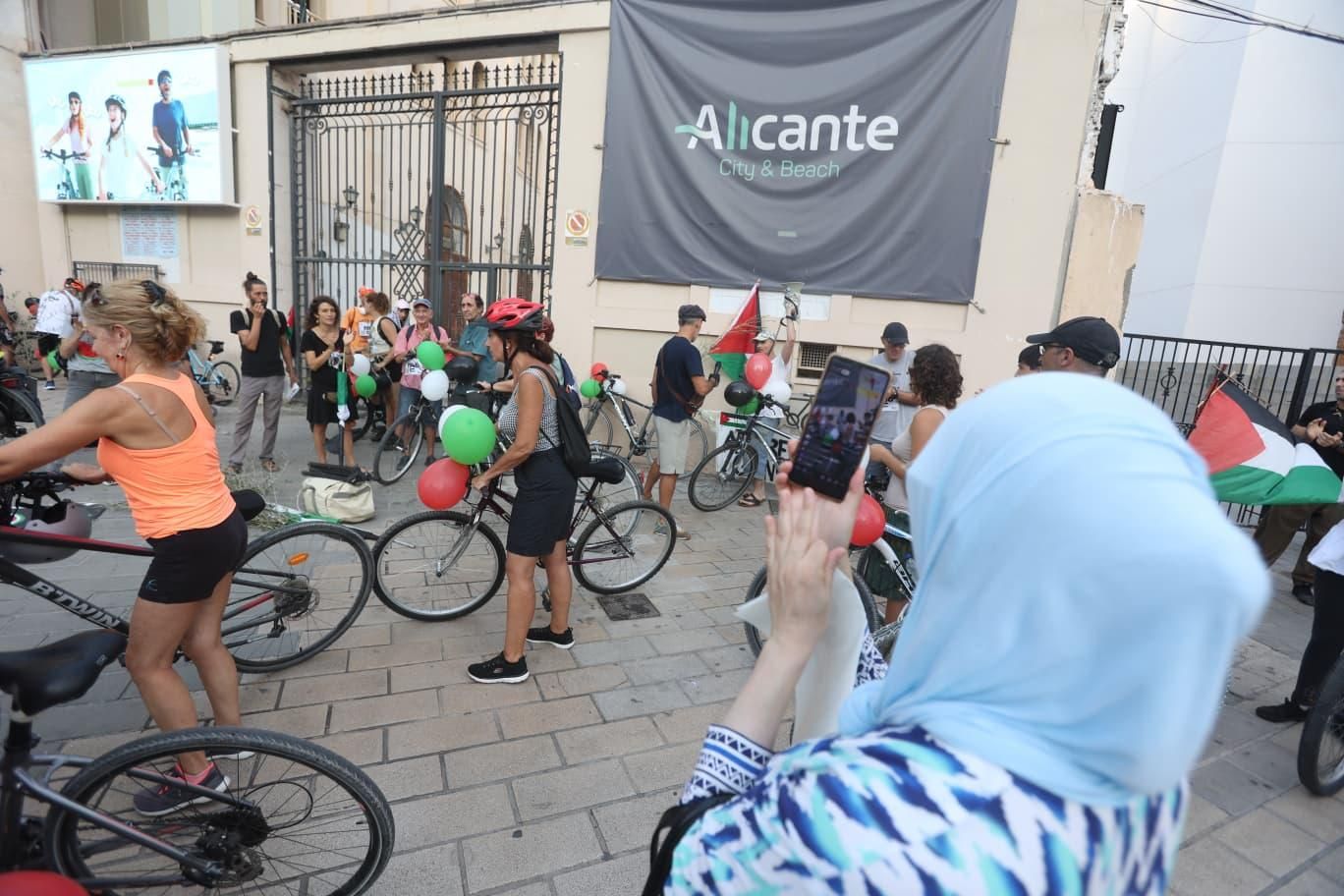 La revuelta ciclista en Alicante por Palestina, en imágenes