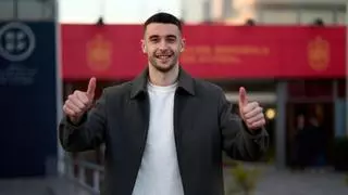 La expedición blaugrana con Joan Garcia a la cabeza llega a la concentración de la selección española