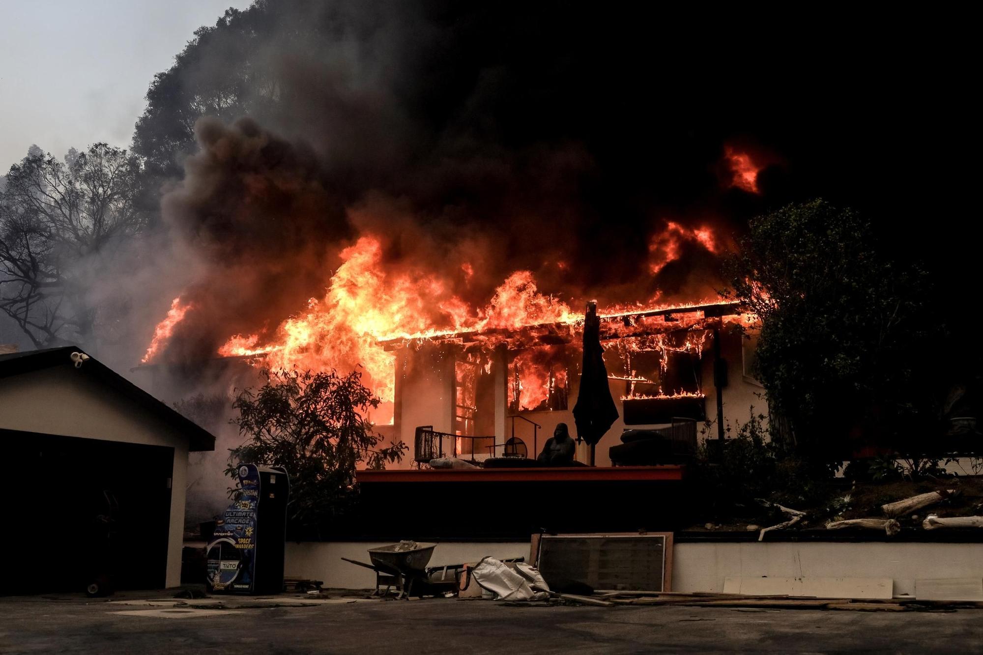 Vecinos que perdieron todo en los incendios de California: "No puedo aceptar la realidad"