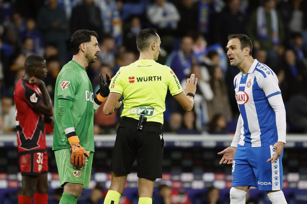 Kike García no se cree lo que sucede: su gol no vale por fuera de juego