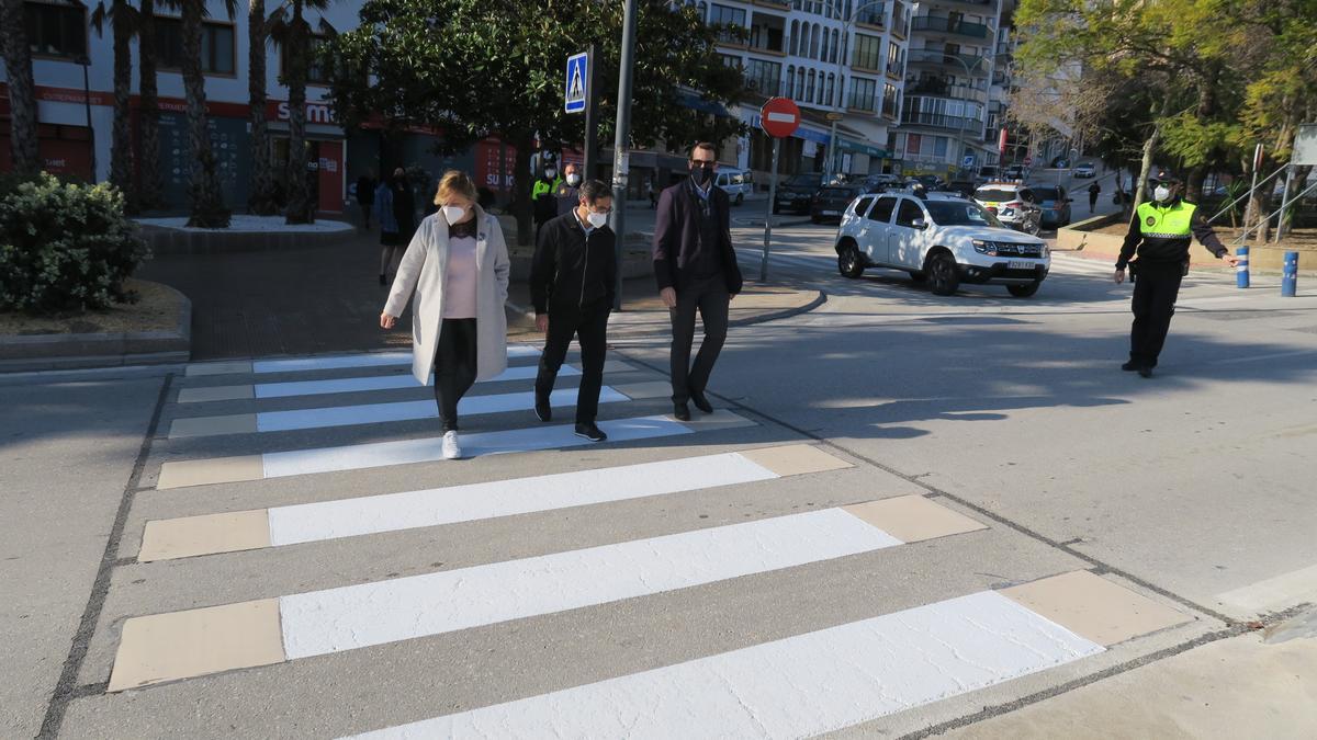 La alcaldesa cruza la transitada avenida por el paso de cebra &quot;inteligente&quot;