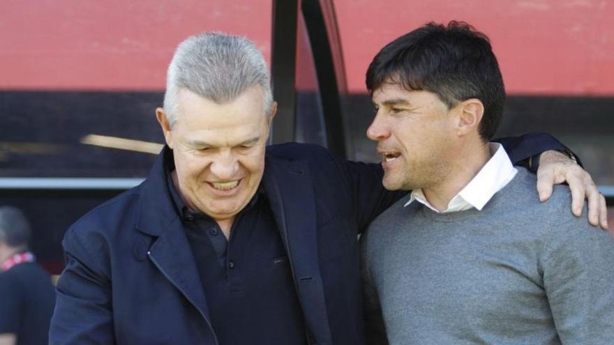 Javier Aguirre y Alexander Medina departen antes del RCD Mallorca-Granada en Son Moix