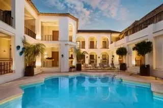 El palacete de Córdoba reconvertido en hotel cinco estrellas: está en la Judería, tiene vistas a la Mezquita y estrena un restaurante entre patios