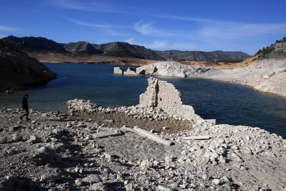 La sequía que azota la comunidad durante este 2017 a vaciado los embalses y ha permitido ver las ruinas de los viejos pueblos abandonados en su construcción. En esta caso el antiguo pueblo de Tous