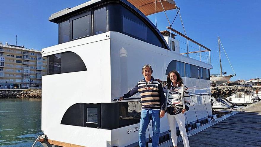 Adrián Álvarez y Raquel Vence, impulsores del negocio, ayer junto al barco en el puerto de Baiona. / MARTA G. BREA