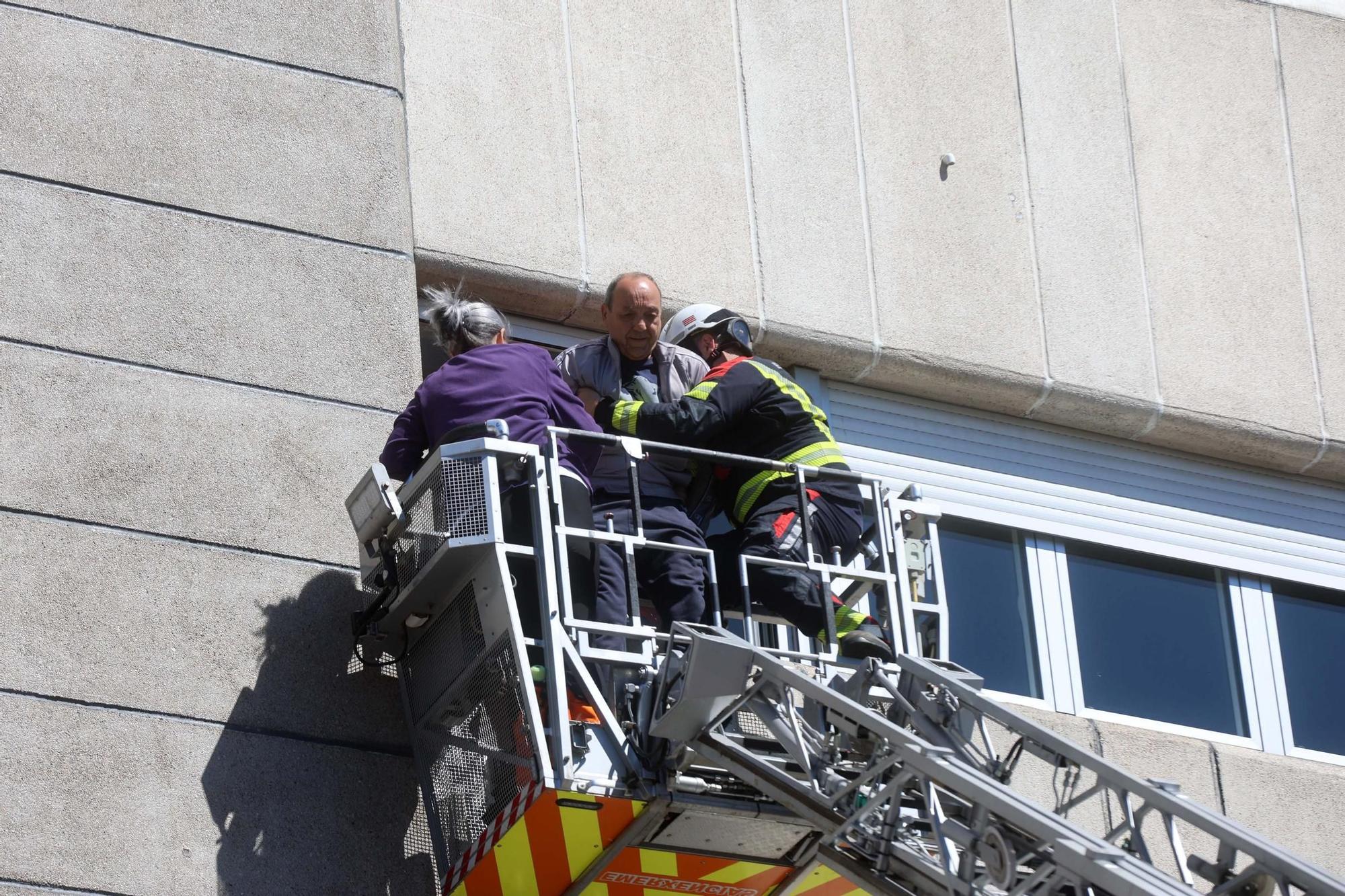 Incendio en un edificio de 12 plantas en Vilagarcía: así fue el rescate de los vecinos y sus mascotas