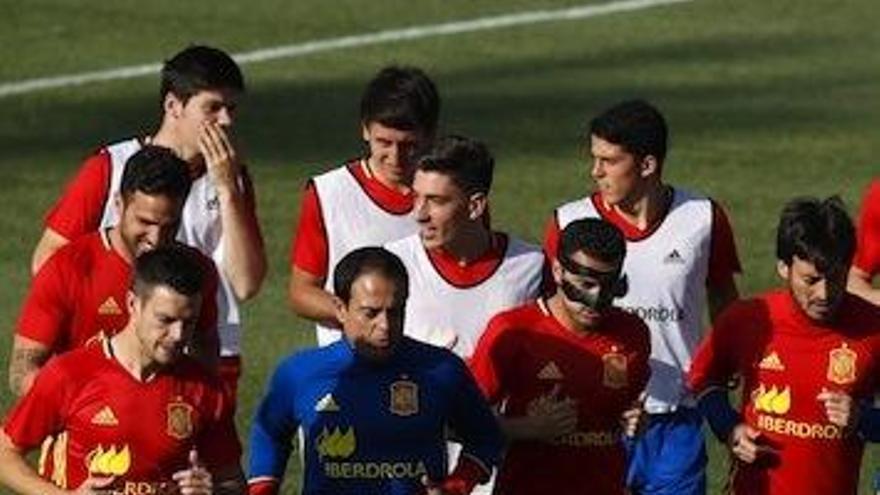 Fornals, al fondo con peto blanco, completó su primer entrenamiento con la absoluta.