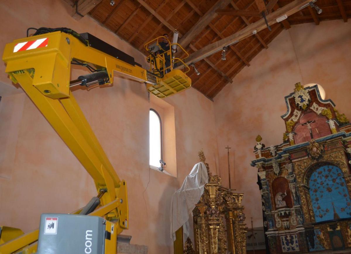 Un gran repostero mejora la imagen de la Ermita de la Soledad