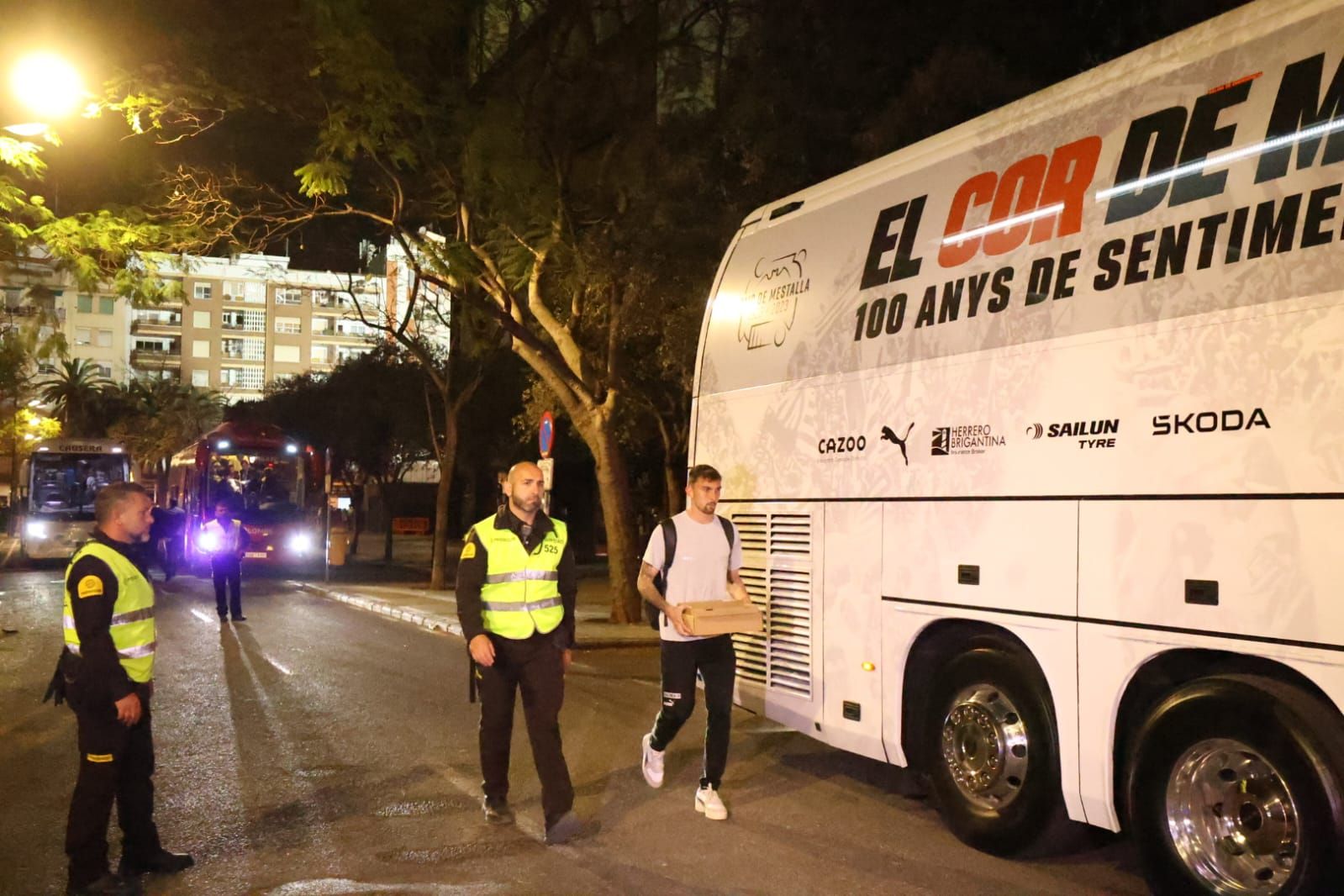 El Valencia huye de Mestalla por la puerta de atrás