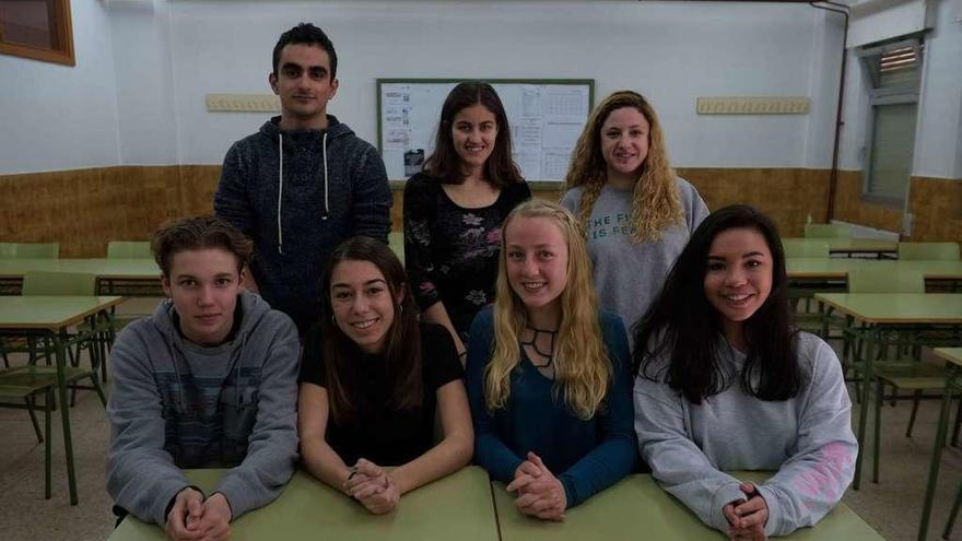 La profesora de inglés Teresa Fínez (arriba a la derecha), junto con los alumnos de Canadá y Zamora.