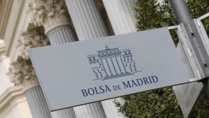 Archivo - Cartel colocado en las inmediaciones del edificio de La Bolsa de Madrid (España)