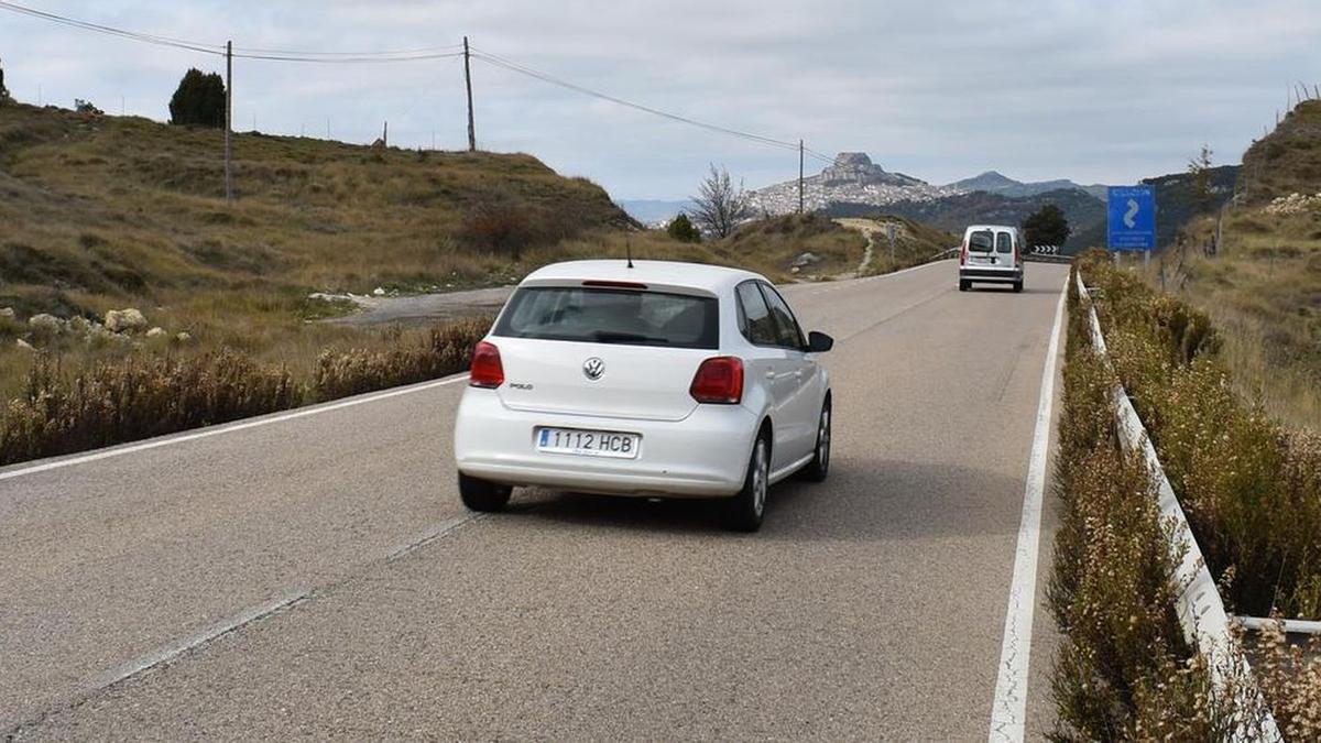 Dos vehículos circulan por la recta de la N-232 que conecta la masía la Torreta con Morella.