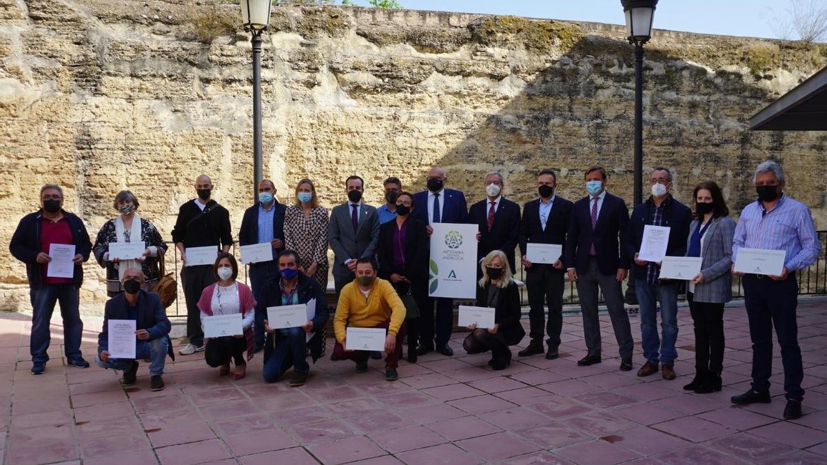 El consejero Rogelio Velasco, en La Rambla, con los artesanos que han recibido la distinción.