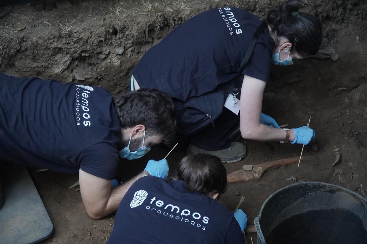 Presentación de los resultados de los trabajos de búsqueda de víctimas del franquismo en el cementerio de Beira, en Carral