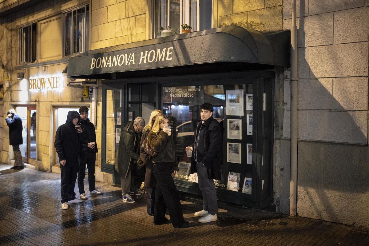 La lluvia diluye el botellón de Mandri