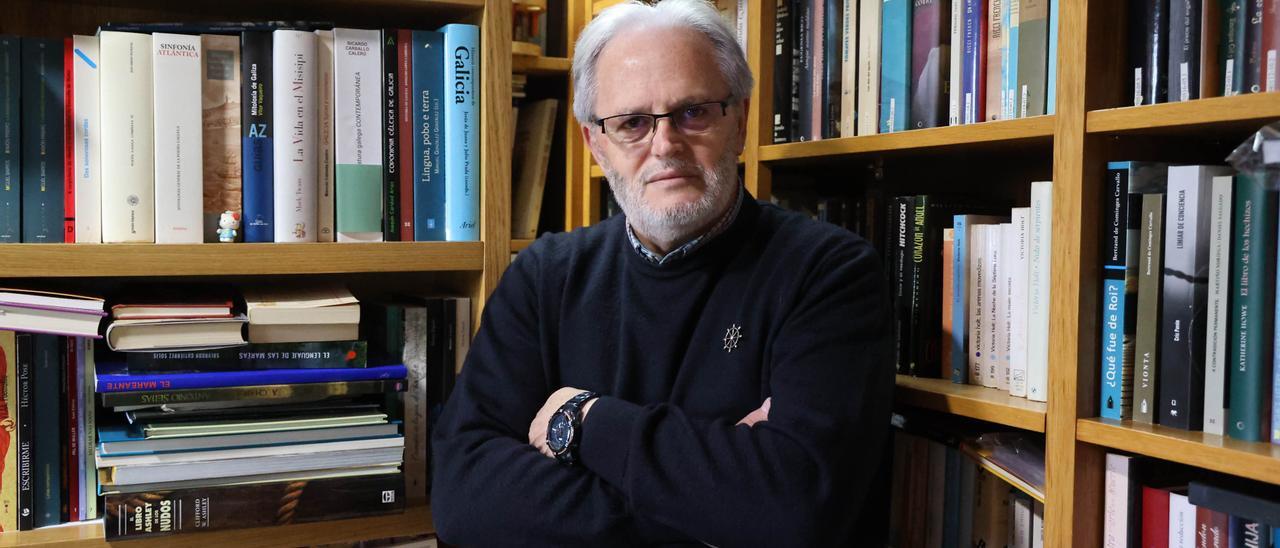 Manel Monteagudo en su biblioteca personal