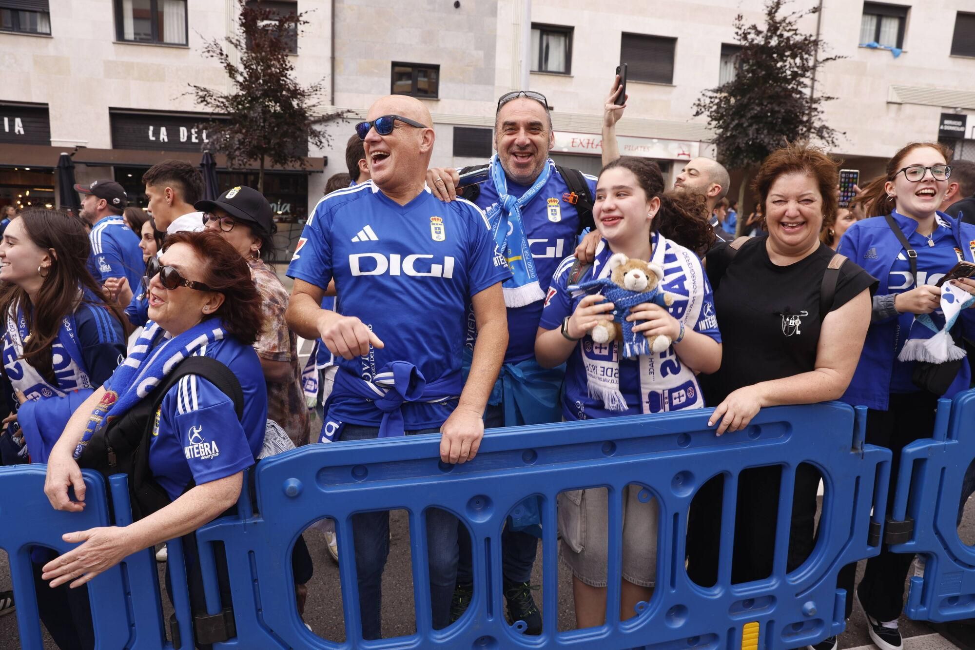 EN IMÁGENES: Espectacular recibimiento de la afición del Oviedo a su equipo antes de la vuelta por el ascenso contra el Almería