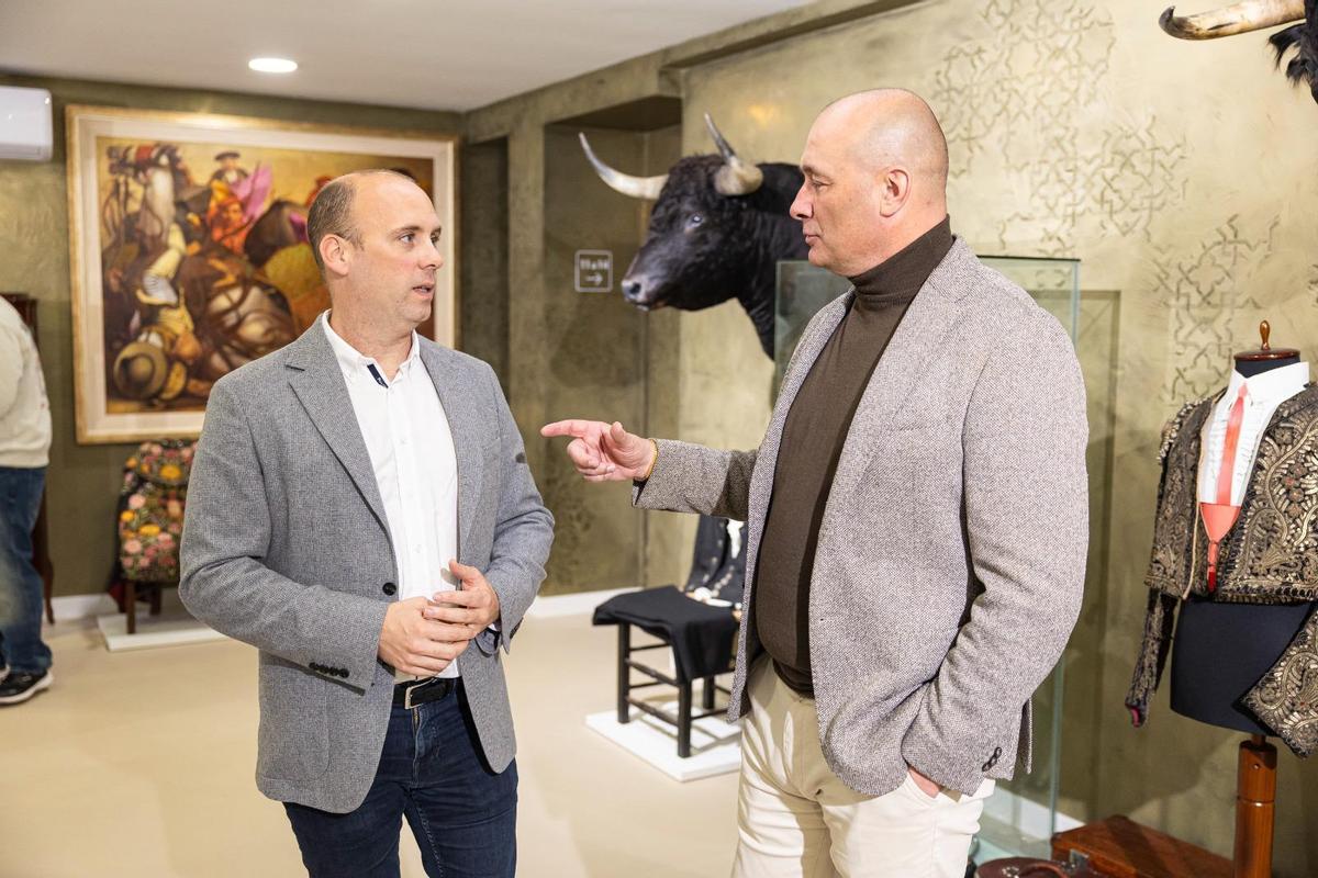 Galería de fotos de la visita del director general de Interior, Vicent Huet, al Museu del Bou de Burriana