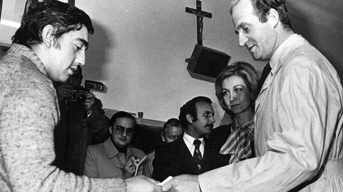 Los reyes Juan Carlos y Sofía votan en el referéndum sobre la Constitución, el 6 de diciembre de 1978.