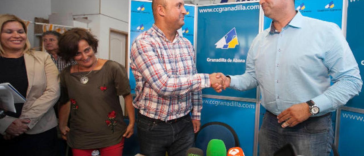 José Domingo Regalado, de CC, estrecha la mano de Marcos González, del PP, tras la rueda de prensa sobre la moción de censura en Granadilla.