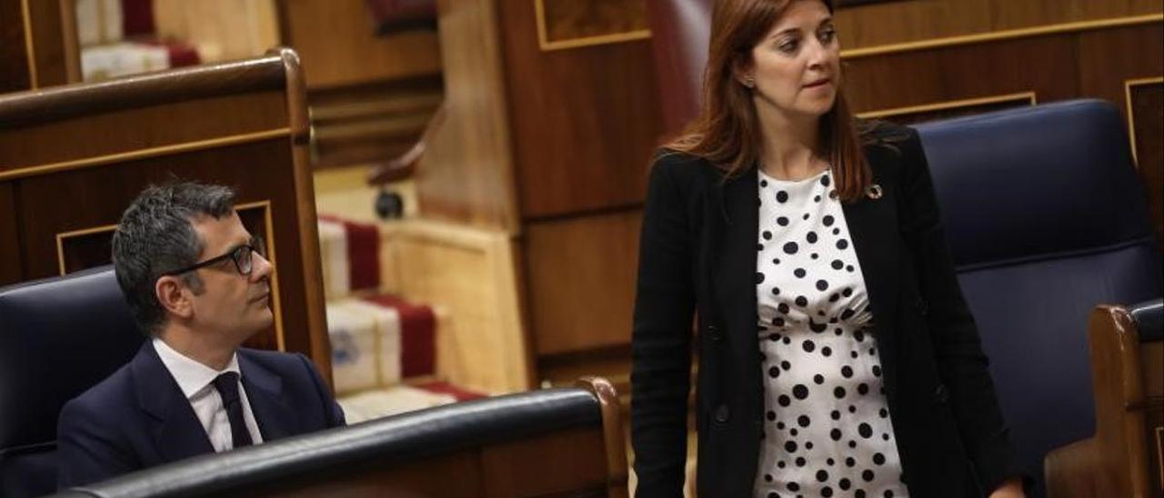 La diputada de ERC Carolina Telechea pasa delante del ministro de la Presidencia, Félix Bolaños, durante la tercera jornada del debate sobre el estado de la nación, este 14 de julio de 2022 en el Congreso.