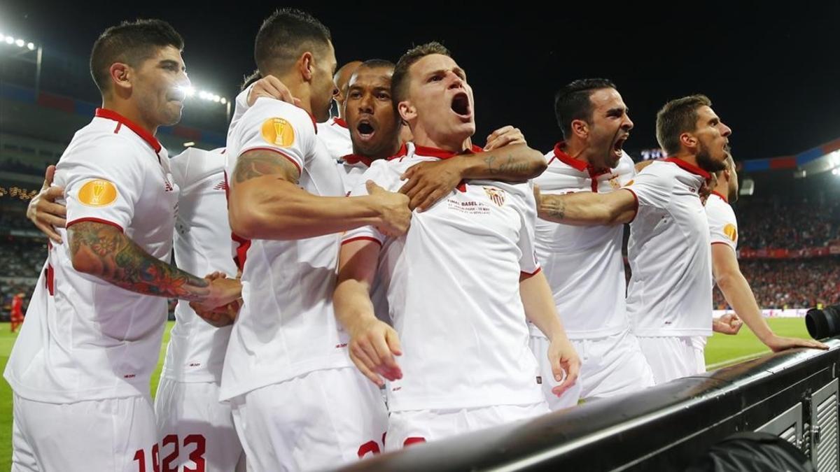 Los jugadores del Sevilla celebran el gol del empate
