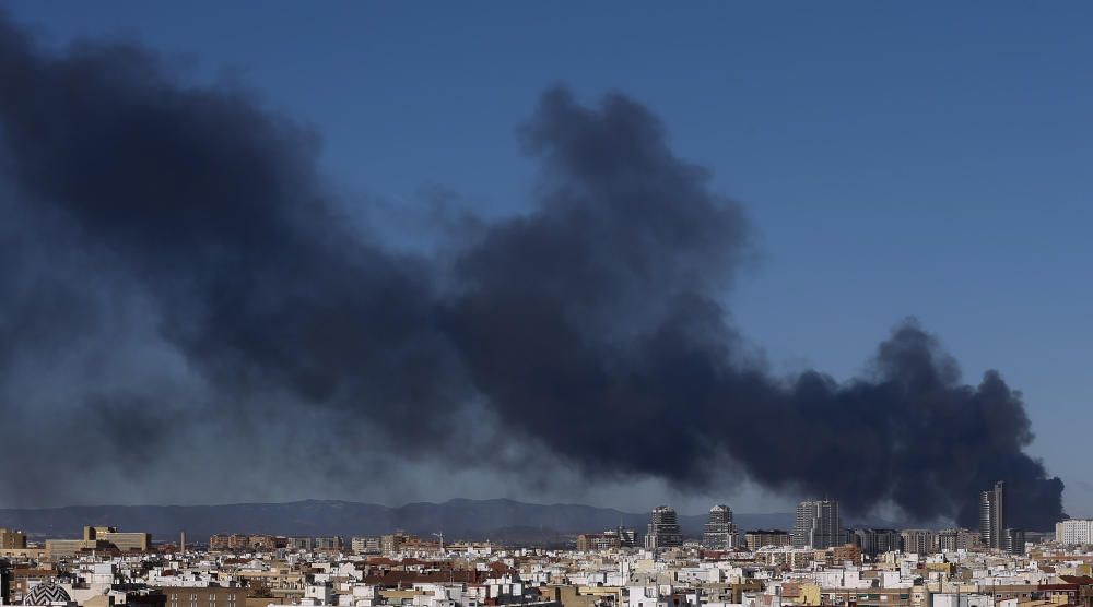 Espectacular incendi en una química de Paterna