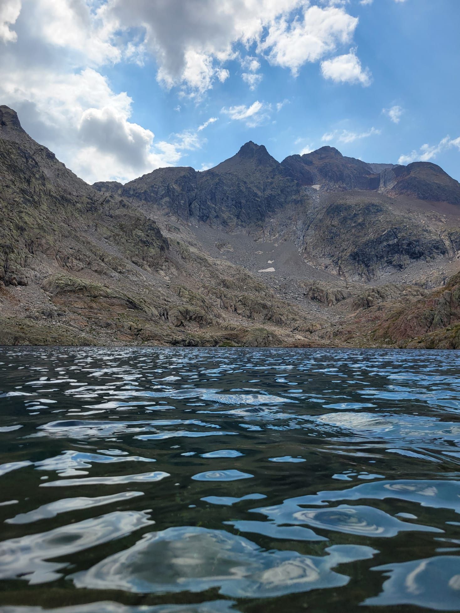 Ibón Azul Inferior con el Pico de los Infiernos al fondo