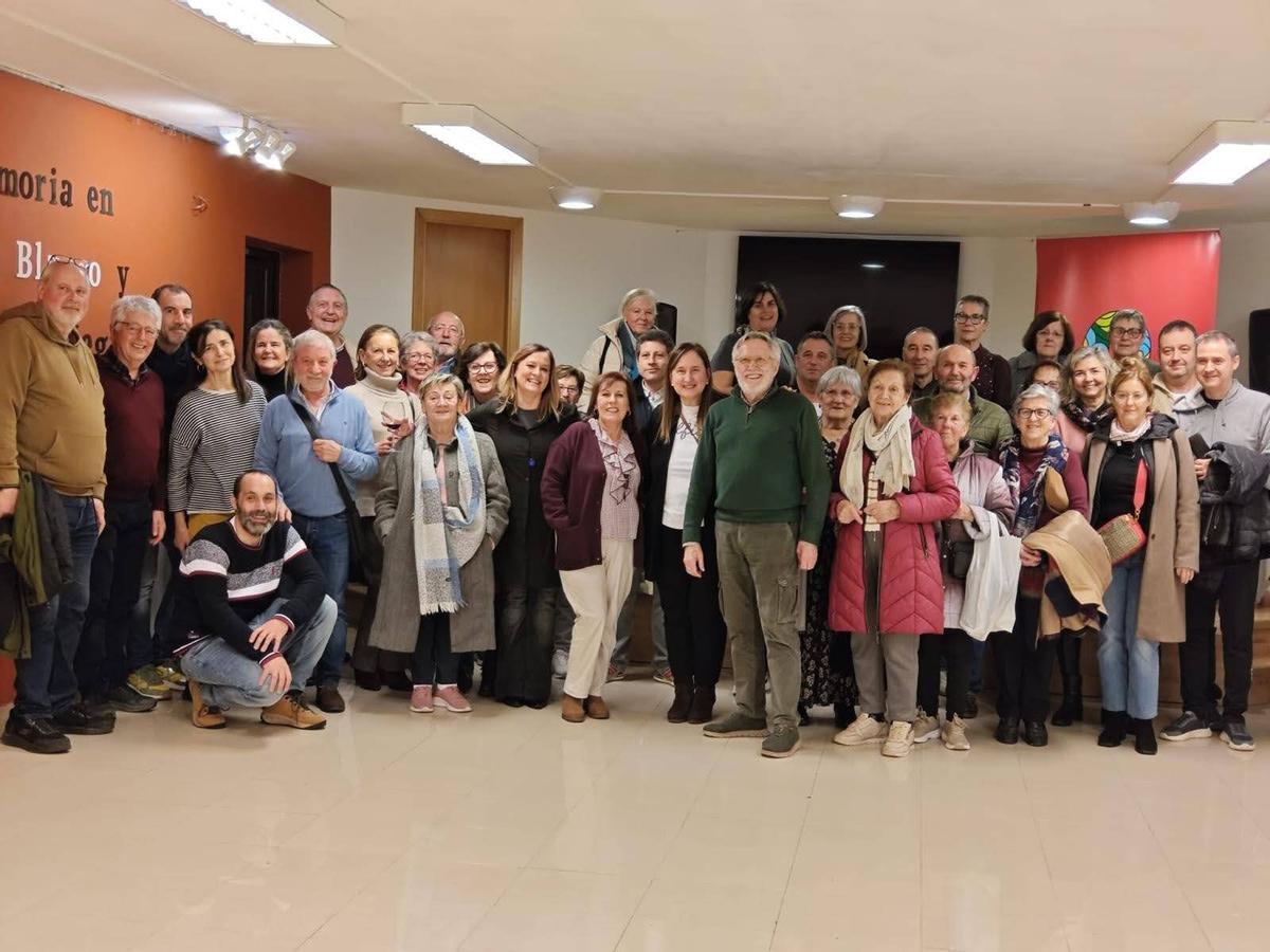 Algunos de los componentes de la asociación de Caravia que cumple un año.