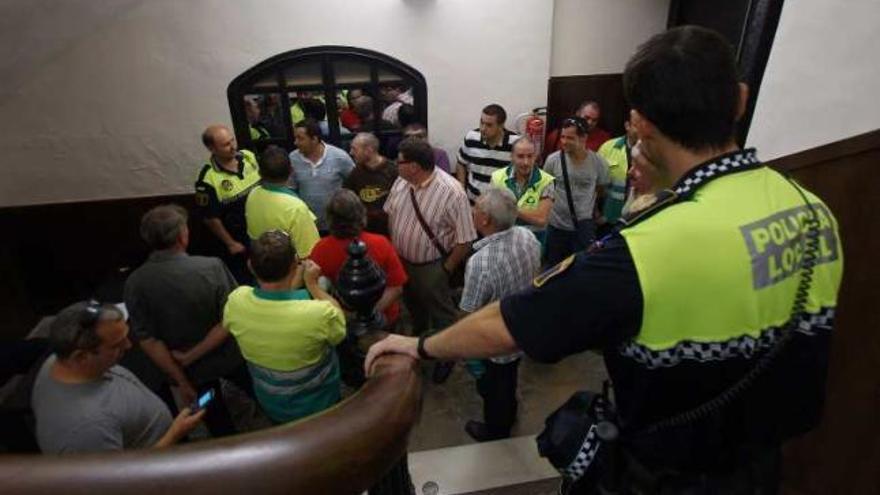 La Policía Local y miembros del comité de Urbaser.