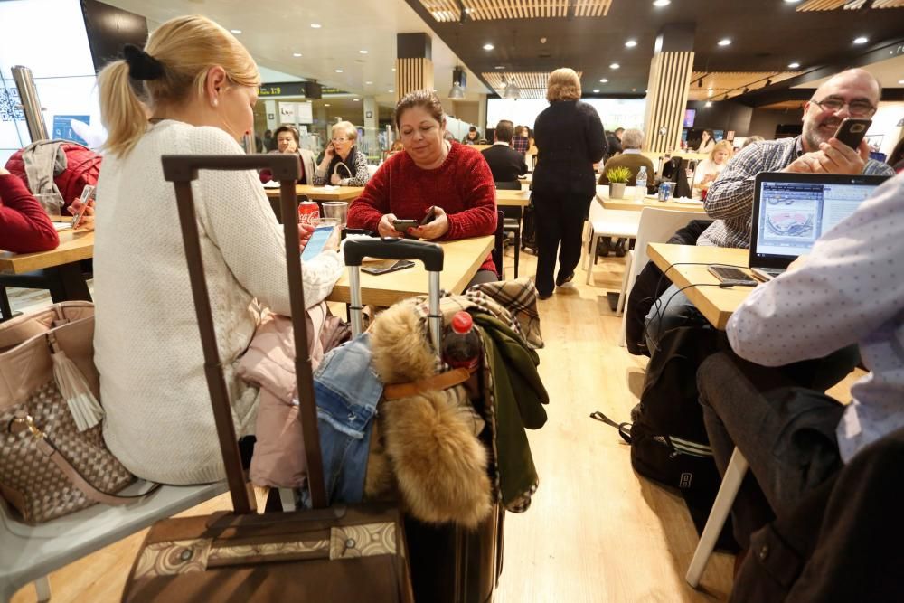 Largas esperas en el aeropuerto de Asturias por los vuelos cancelados por la niebla el viernes.