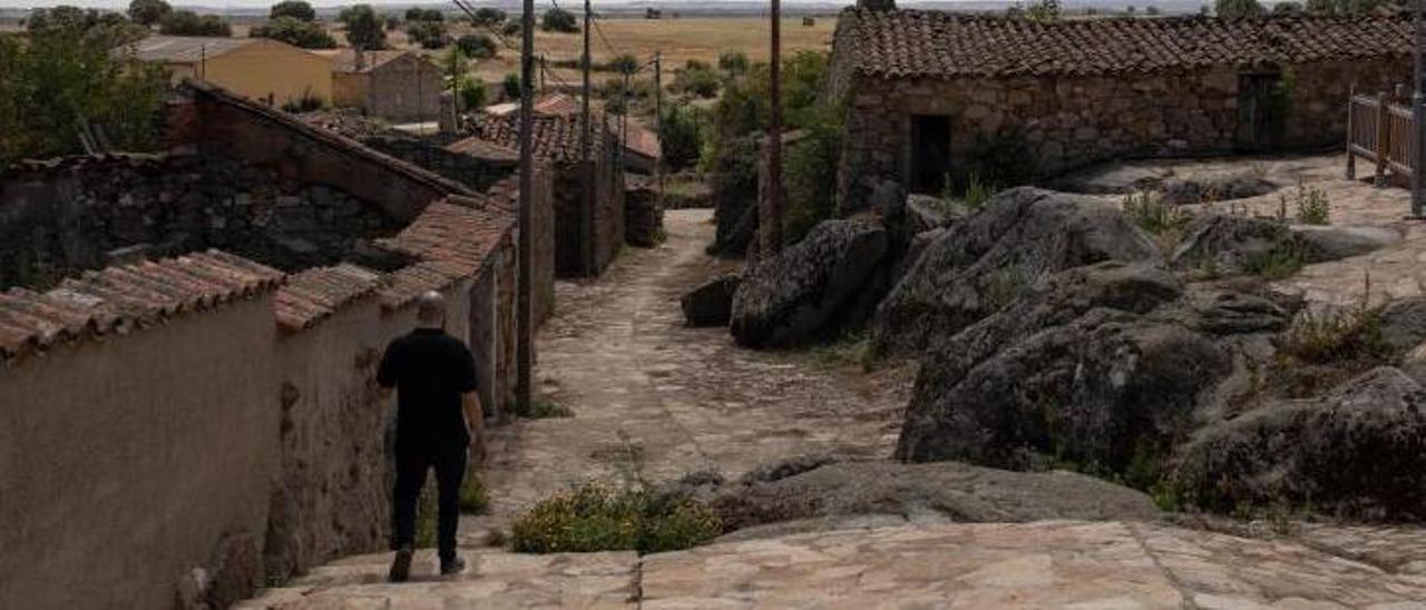 Un hombre camina por las calles vacías de La Tuda, en Zamora. |