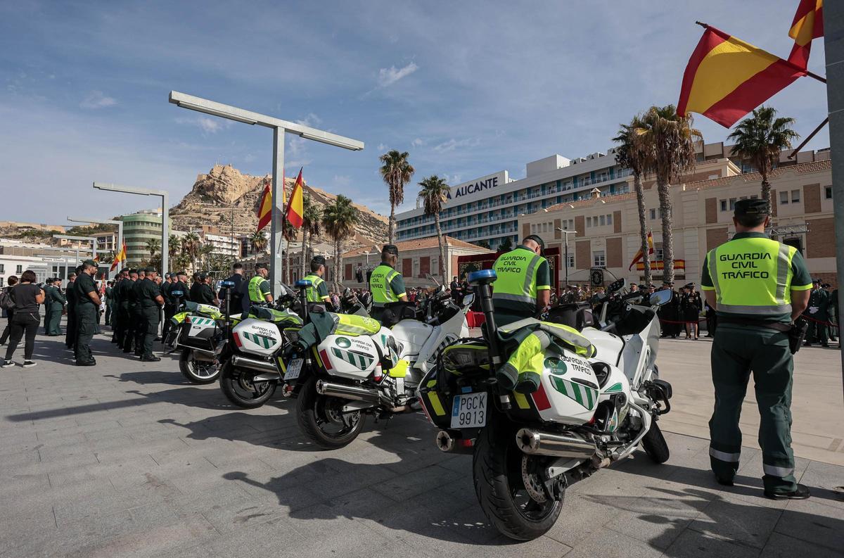 La Guardia Civil de Alicante celebra en el Puerto el día de su Patrona con entrega de condecoraciones
