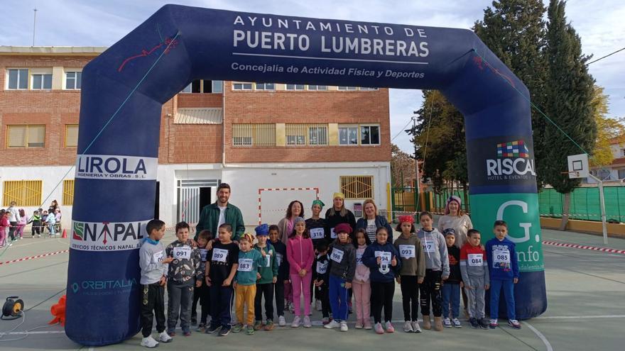 Un grupo de alumnos se prepara 
para recorrer el circuito ubicado
en el patio del colegio. ayto.pto.lumbreras