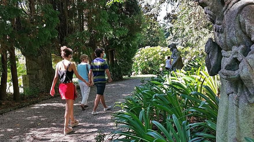 Un grupo de visitantes en los jardines del pazo de Meirás.  | // LA OPINIÓN