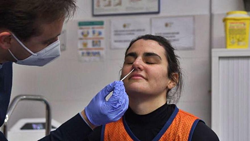 Leticia Romero, sometiéndose a una prueba PCR.