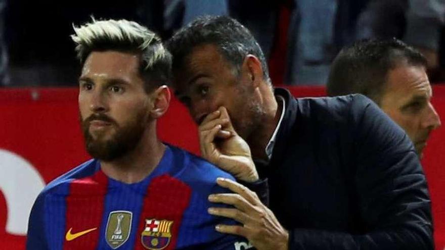 Luis Enrique habla con Messi en un partido. // Efe